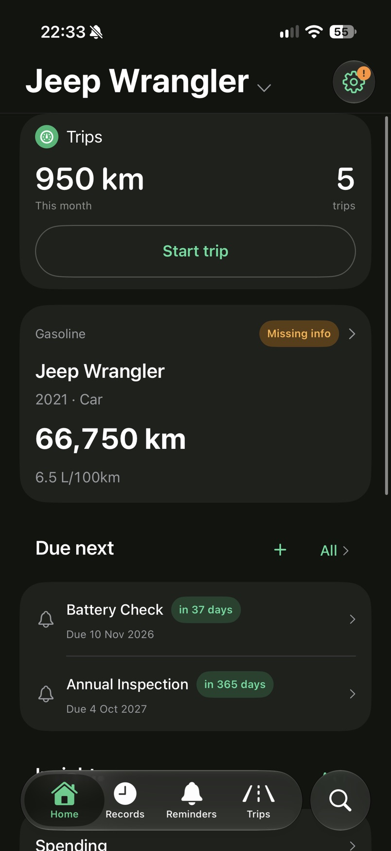 Home with the selected car, its odometer reading, fuel average and upcoming reminders.